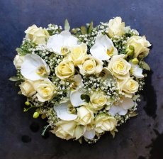 R06 6 Hartvorm wit met rozen en orchideeën