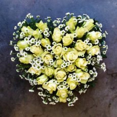 7 Hartvorm wit met kleine rozen